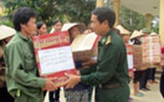Tiếp tục cứu trợ đồng bào vùng lũ Hà Tĩnh
